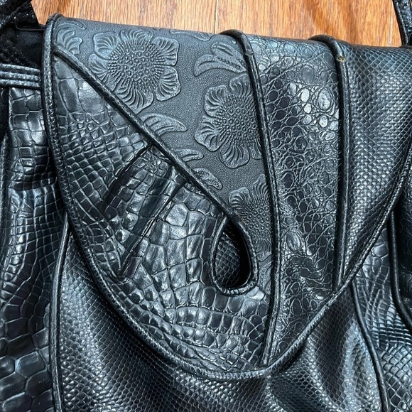 Elegant Black faux vegan leather embossed Textured crossbody bag Purse - Picture 8 of 9